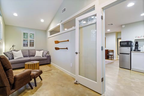 Living/reading room w/ sofa bed