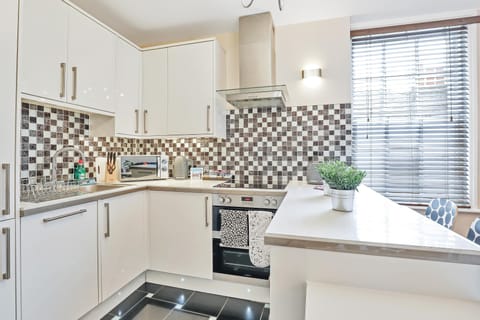 Apartment (3 Bedrooms) | Private kitchen | Fridge, microwave, oven, stovetop