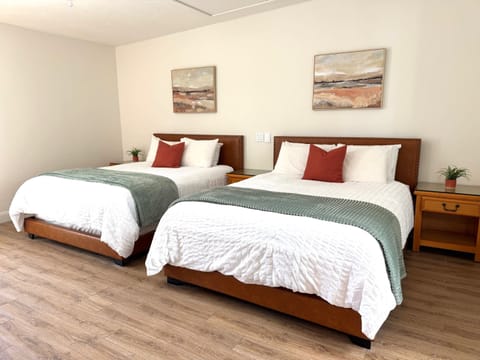 Guest bedroom, 2 Queen beds (2 floor sleeping pads/twin size in closet)