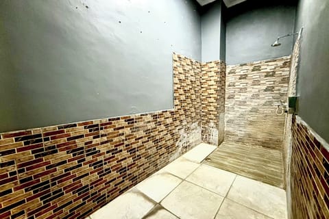 Deluxe Room | Bathroom | Shower, towels