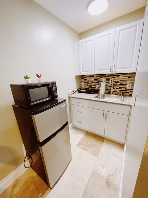 Standard Queen Room | Private kitchenette | Microwave, stovetop, coffee/tea maker, toaster