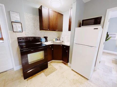 Deluxe 1-Bedroom Queen w/ Kitchen & Sofa Bed | Private kitchen | Microwave, stovetop, coffee/tea maker, toaster