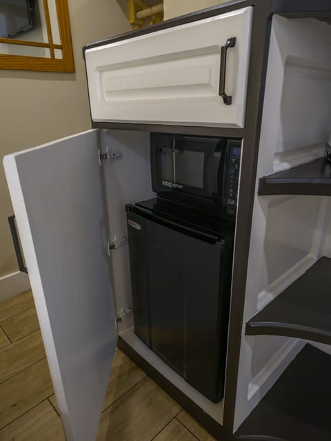 Standard Room, 1 King Bed, Private | Free WiFi, bed sheets