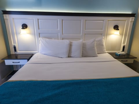 Standard Room, 1 King Bed, Private | Free WiFi, bed sheets