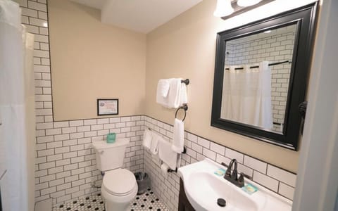 Basic Apartment | Bathroom | Shower, free toiletries, hair dryer, towels