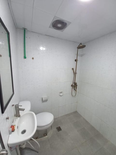Superior Room | Bathroom | Shower, free toiletries, hair dryer, slippers