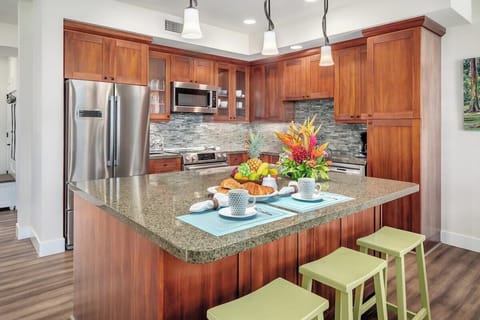 Pili Mai 6B Kitchen with Bar seating