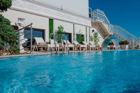 Indoor pool, seasonal outdoor pool, sun loungers