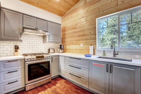 House, Multiple Beds, Balcony, Mountain View (Amachen Cabin) | Private kitchen | Fridge, microwave, oven, stovetop