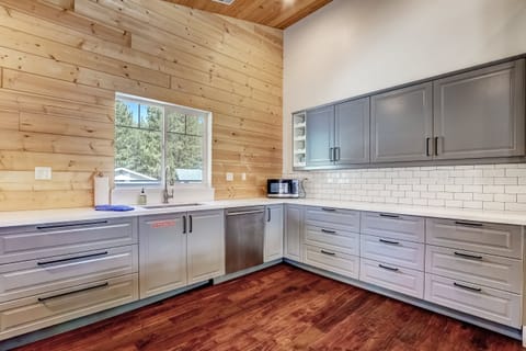 House, Multiple Beds, Balcony, Mountain View (Amachen Cabin) | Private kitchen | Fridge, microwave, oven, stovetop