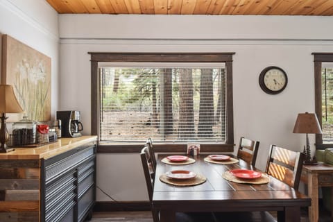 House, Multiple Beds, Patio, Mountain View (Incline Cottage) | Dining