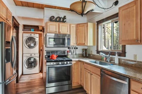 House, Multiple Beds, Patio, Mountain View (Incline Cottage) | Private kitchen | Fridge, microwave, oven, stovetop