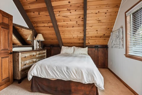 House, Multiple Beds, Patio, Mountain View (Incline Cottage) | 2 bedrooms, individually decorated, individually furnished, free WiFi