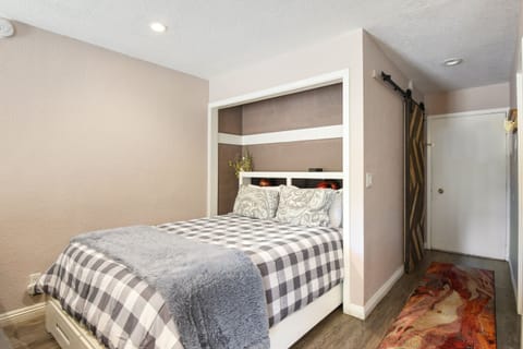 Studio Suite, 1 Queen Bed, Patio, Mountain View (Kings Run Retreat) | 1 bedroom, individually decorated, individually furnished, free WiFi
