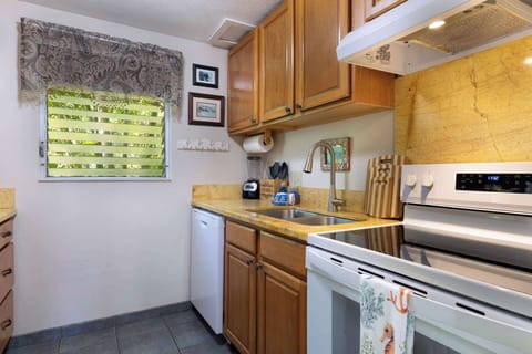 Townhome, Multiple Beds, Patio, Garden View (Surf & Racquet Club #24) | Private kitchen | Fridge, microwave, oven, stovetop