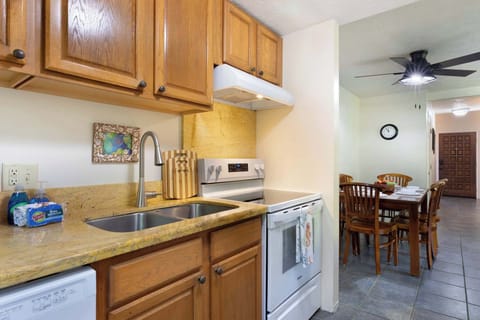 Townhome, Multiple Beds, Patio, Garden View (Surf & Racquet Club #24) | Private kitchen | Fridge, microwave, oven, stovetop