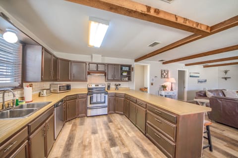 Gorgeous kitchen area.