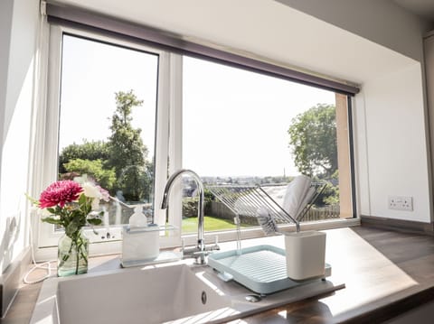 Cottage | Private kitchen | Fridge, electric kettle, toaster, cookware/dishes/utensils