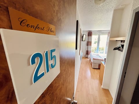 Comfort Room, 1 Double Bed | Premium bedding, in-room safe, desk, laptop workspace