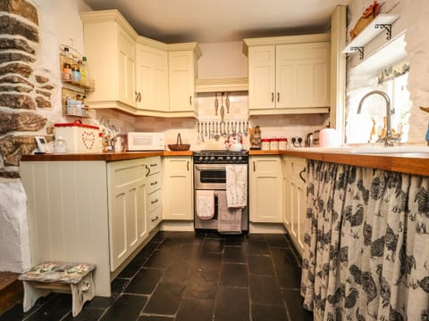 Cottage | Private kitchen | Fridge, dishwasher, electric kettle, toaster