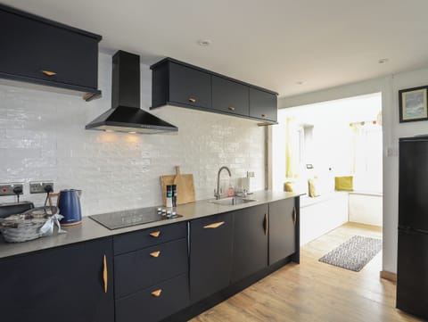 Cottage | Private kitchen | Fridge, dishwasher, electric kettle, cookware/dishes/utensils