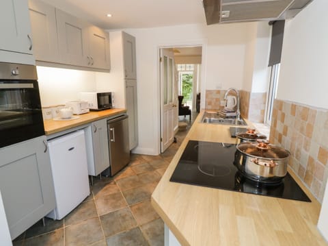 Cottage | Private kitchen | Fridge, dishwasher, electric kettle, toaster
