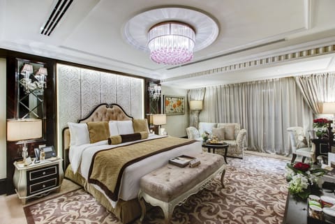 Premium Room, 1 King Bed | Minibar, in-room safe, desk, blackout drapes