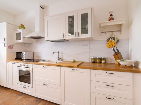 Cabinetry, Countertop, Property, Furniture, Sink, Building, White, Drawer, Picture Frame, Kitchen