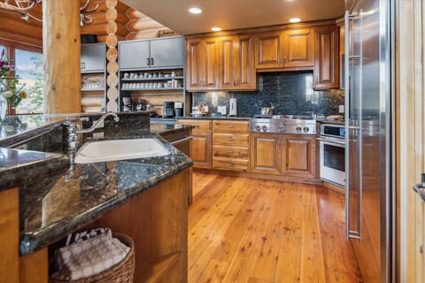 Very well equipped kitchen with coffee bar!