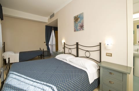 Triple Room | Desk, cribs/infant beds, free WiFi