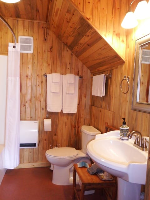 Deluxe Cabin, 1 Bedroom (Swan Mountain) | Bathroom | Combined shower/tub, free toiletries, hair dryer, bathrobes