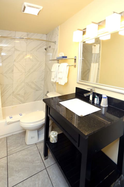 Double Room | Bathroom | Combined shower/tub, hair dryer, towels