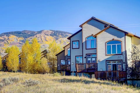 Beautiful hillside retreat seamlessly blends into nature, its sleek exterior framed by sweeping mountain views.