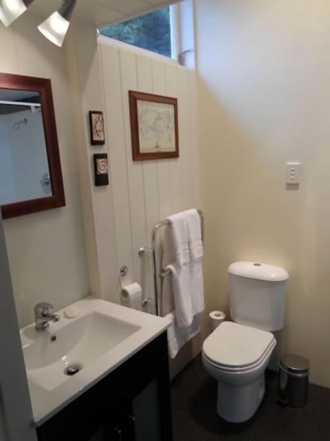 Luxury Apartment, 1 Bedroom (James Cook) | Bathroom | Shower, free toiletries, hair dryer, bathrobes