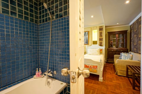 Grand Deluxe Twin Room | Bathroom | Shower, free toiletries, hair dryer, bathrobes