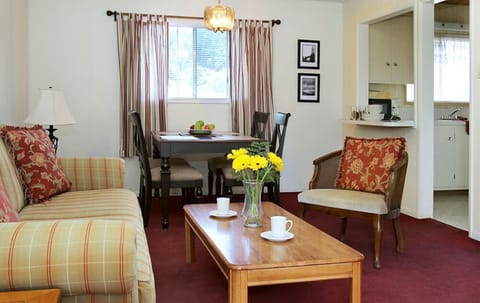 King Suite | Living area | Flat-screen TV