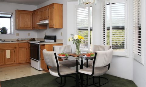 Queen Suite | Private kitchen | Fridge, microwave, paper towels