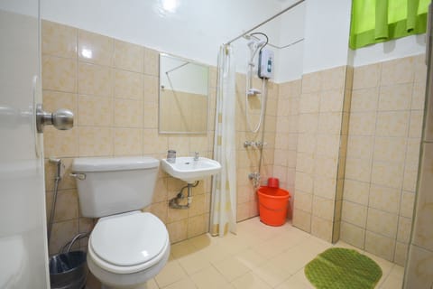Family Room | Bathroom | Shower, free toiletries, towels
