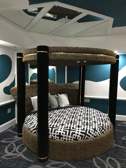 Round Suite  | Free minibar, soundproofing, iron/ironing board, free WiFi