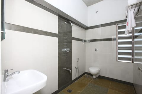 Standard Double Room | Bathroom | Shower, towels