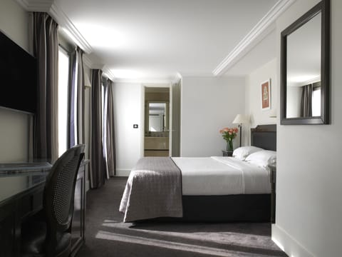 Junior Suite, Terrace | Premium bedding, minibar, in-room safe, desk