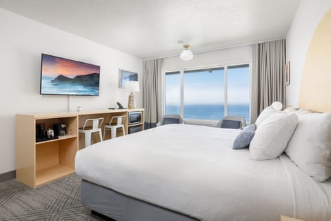 Studio, 1 King Bed, Ocean View | Premium bedding, desk, laptop workspace, blackout drapes