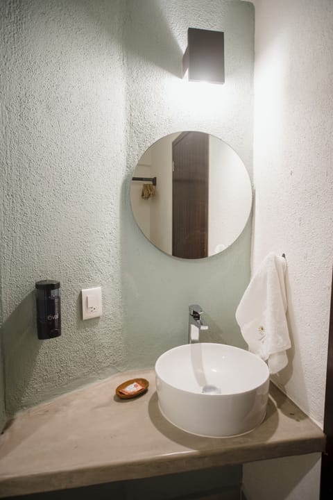 Superior Double Room | Bathroom | Shower, rainfall showerhead, towels