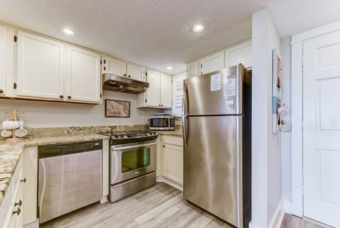 Condo (Island South 7 - No Pets Allowed) | Private kitchen | Fridge, microwave, oven, stovetop