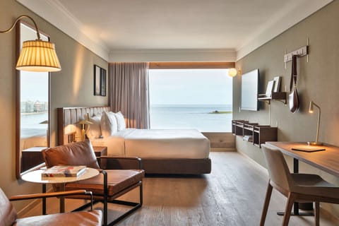 Executive Room, 1 King Bed, Sea View | Minibar, in-room safe, desk, blackout drapes