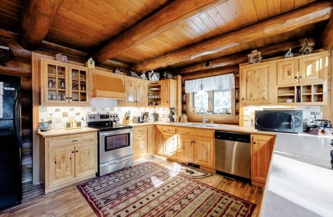 Cabin, Multiple Beds, Hot Tub | Private kitchen | Fridge, microwave, oven, stovetop