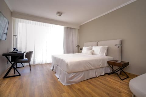 Deluxe Room | Premium bedding, down comforters, memory foam beds, minibar