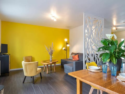 Table, Plant, Furniture, Houseplant, Chair, Azure, Lighting, Interior Design, Flooring, Wood