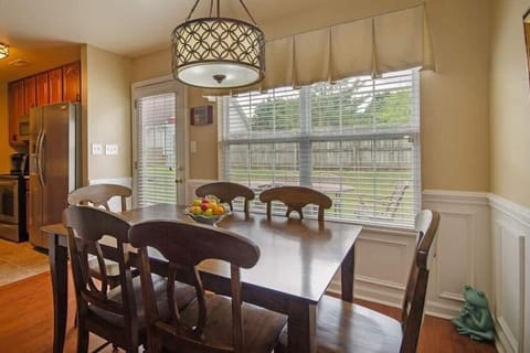 Dining to seat 6 comfortably at table to enjoy family meals.