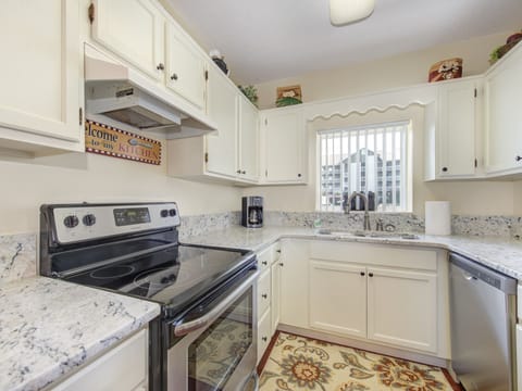 Condo, Multiple Beds, Balcony, Mountain View (113 - No Pets Allowed) | Private kitchen | Fridge, microwave, oven, stovetop